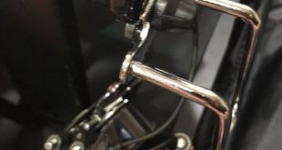 Bức ảnh do tài khoản Fen Lim đăng trên Facebook cho thấy chiếc xe đạp bị hư hỏng sau khi vận chuyển trên máy bay