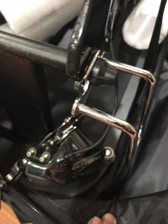 Bức ảnh do tài khoản Fen Lim đăng trên Facebook cho thấy chiếc xe đạp bị hư hỏng sau khi vận chuyển trên máy bay