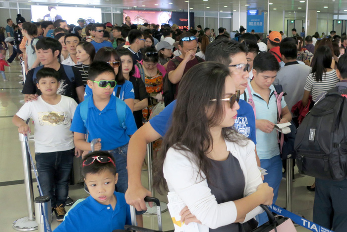 Từ ngày 1-4, khách đi máy bay sẽ phải trả thêm tiền do một số loại phí, phí dịch vụ cảng, phí soi chiếu an ninh... đồng loạt tăng 