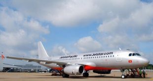 Máy bay của Jetstar Pacific đang lăn vào sân đỗ đã phải dừng lại để tránh người đi bộ