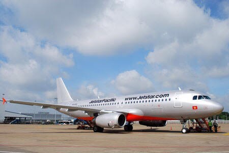 Máy bay của Jetstar Pacific đang lăn vào sân đỗ đã phải dừng lại để tránh người đi bộ