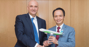 Ông Eric Schulz và ông Trịnh Văn Quyết bên mô hình máy bay A321NEO.