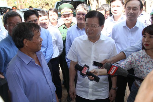 Phó Thủ tướng Trịnh Đình Dũng thị sát, thăm hỏi người dân vùng bị giải tỏa