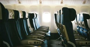 Hành khách khó có thể tìm được một chiếc máy bay thông thường nào có hàng ghế đặc biệt như vậy: quay về phía đuôi máy bay.