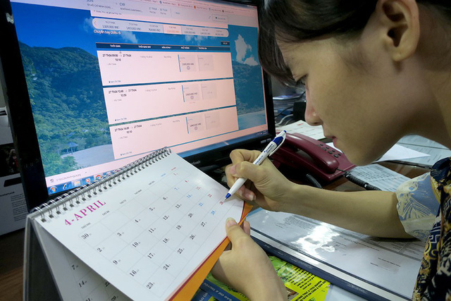 Giá vé máy bay dịp lễ 30-4 năm nay đang hết dần, giá cao. Trong ảnh: tìm vé máy bay đi nghỉ dịp lễ