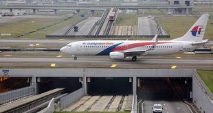 Một chiếc máy bay của Malaysia Airlines đang vào bãi đáp tại sân bay quốc tế Kuala Lumpur, tại Sepang, Selangor, Malaysia.