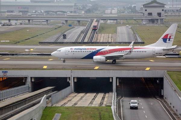 Một chiếc máy bay của Malaysia Airlines đang vào bãi đáp tại sân bay quốc tế Kuala Lumpur, tại Sepang, Selangor, Malaysia.