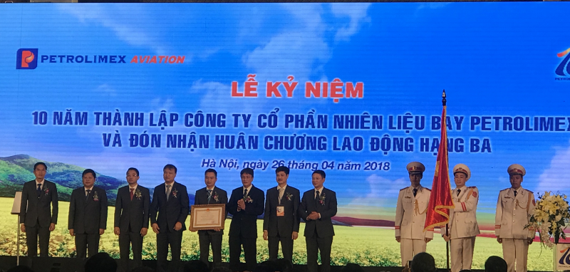 Thừa ủy quyền của Chủ tịch nước, Thứ trưởng Bộ Công Thương Đỗ Thắng Hải đã trao Huân chương Lao động hạng Ba cho Petrolimex Aviation 