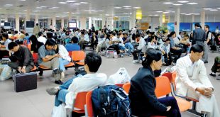 Ga trung chuyển có thể giảm tải tình trạng xếp hàng chờ làmthủ tục ở sân bay Tân Sơn Nhất