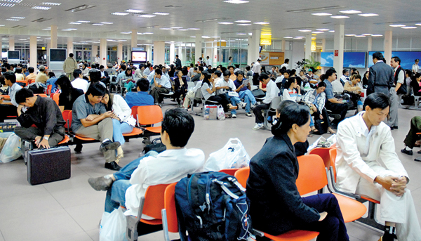 Ga trung chuyển có thể giảm tải tình trạng xếp hàng chờ làmthủ tục ở sân bay Tân Sơn Nhất 