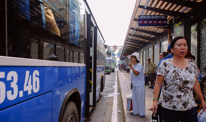 Hành khách được đi chơi miễn phí bằng xe buýt đến các khu du lịch ở Sài Gòn.