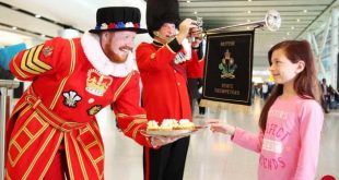 Cách du khách hẳn sẽ rất hứng thú với những chiếc cupcake đậm chất hoàng gia.