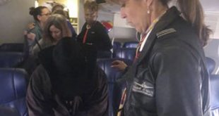 Nữ cơ trưởng Tammie Jo Shults đến trò chuyện với một hành khách sau khi hạ cánh an toàn chiếc máy bay Boeing 737 chở 149 hành khách của hãng hàng không Southwest bị nổ động cơ hôm 17/4