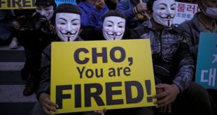 Nhiều nhân viên trong công ty đã đeo mặt nạ, mang theo khẩu hiệu và xuống đường phố Seoul biểu tình yêu cầu chủ tịch gia tộc Cho từ chức. (Dòng chữ: "Gia đình Cho, các người bị sa thải").