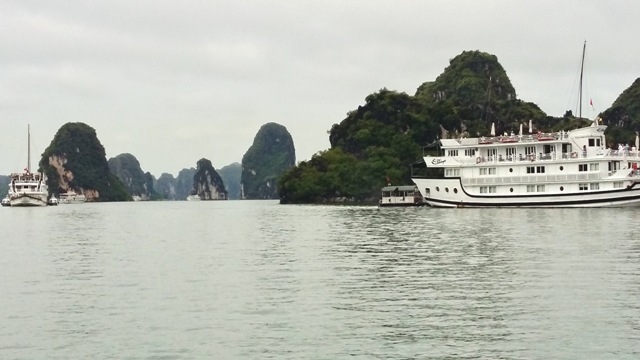 Các tàu du lịch hoạt động trên khu vực biển giáp ranh Hải Phòng 