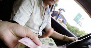 Cò xe phối hợp với Phúc lừa khách đi xe từ sân bay Tân Sơn Nhất ra Bệnh viện phụ sản Mêkông giá 150.000 đồng cho đoạn đường chỉ hơn 1km