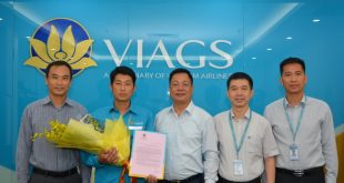 Ban lãnh đạo VIAGS trao thư khen của Bộ trưởng Bộ GTVT tới nhân viên Nguyễn Chí Cường