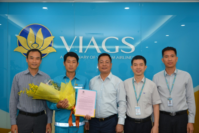 Ban lãnh đạo VIAGS trao thư khen của Bộ trưởng Bộ GTVT tới nhân viên Nguyễn Chí Cường