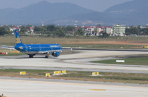 Đường băng sân bay Nội Bài bị xuống cấp do tần suất hoạt động mạnh.