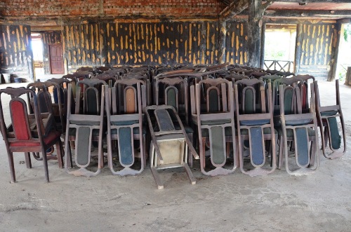 Bàn ghế xếp đống phủ bụi vì vắng khách. 