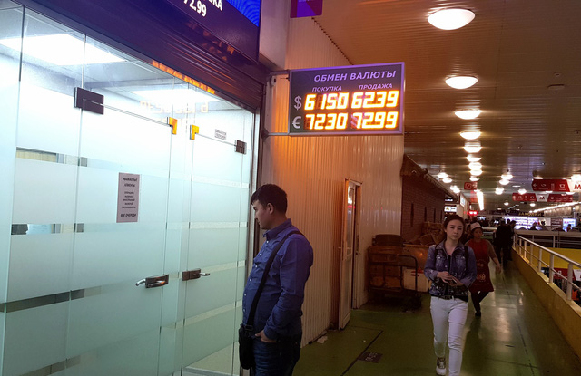 Bên ngoài một kiốt đổi tiền ở chợ -