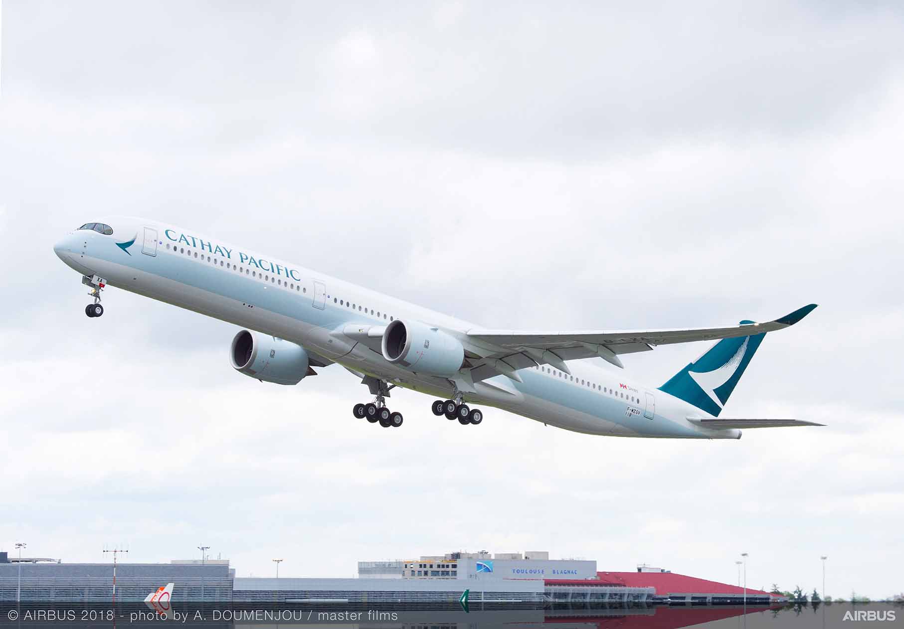 A350-1000 là máy bay thân rộng mới nhất của Airbus có thân máy bay dài hơn và không gian rộng hơn 40% so với máy bay A350-900, A350-1000 có bộ phận lái ở đuôi máy bay kéo dài, càng máy bay gồm 6 bánh và động cơ Rolls-Royce Trent XWB-97 mạnh mẽ hơn.