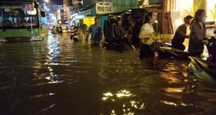 Nguyên nhân ngập ở đường Phan Huy Ích được xác định chủ yếu là do hệ thống thoát nước bị thắt cổ chai, kênh rạch bị lấn chiếm nên nước thoát không kịp