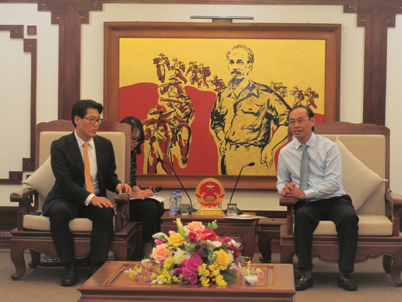 Thứ trưởng Bộ GTVT Lê Đình Thọ và Tổng giám đốc Cơ quan Chính sách An toàn hàng không Hàn Quốc Sang Do Kim thống nhất đẩy mạnh hợp tác toàn diện lĩnh vực hàng không, trong đó khẩn trương xúc tiến thành lập trung tâm huấn luyện bay Việt Nam - Hàn Quốc