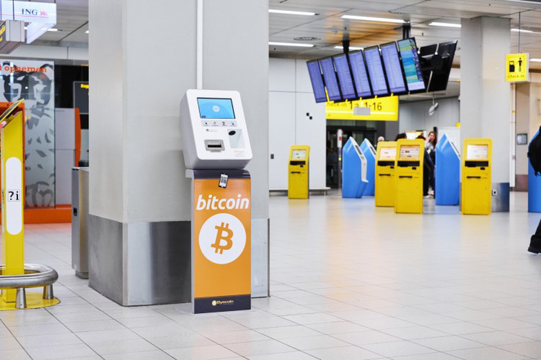 Máy Bitcoin ATM tại sân bay tại Amsterdam, Hà Lan 