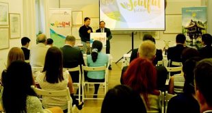 Tổng cục trưởng Tổng cục du lịch Việt Nam Nguyễn Văn Tuấn giới thiệu tiềm năng du lịch Việt Nam tại Praha.