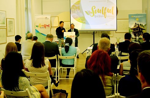 Tổng cục trưởng Tổng cục du lịch Việt Nam Nguyễn Văn Tuấn giới thiệu tiềm năng du lịch Việt Nam tại Praha.