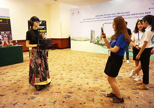 Cô robot thông minh tại Diễn đàn TPO lần thứ 8 