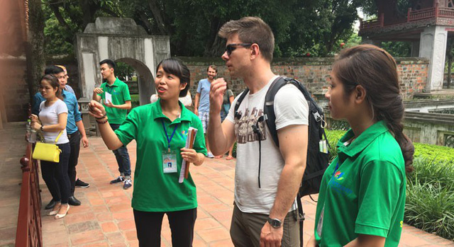 Đội tình nguyện Hỗ trợ du lịch Thăng Long - Hà Nội giới thiệu cho du khách quốc tế về lịch sử Giếng Thiên Quang nằm trong Khuê Văn Các.