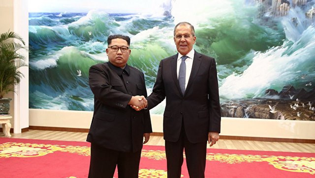 Ngoại trưởng Nga Sergei Lavrov gặp mặt ông Kim Jong Un trong chuyến công du tới Bình Nhưỡng.