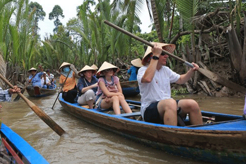 Khách quốc tế khám phá miền sông nước Tiền Giang