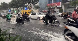 Nhiều người lo ngại tình trạng thiếu đồng bộ giữa hệ thống thoát nước bên trong và bên ngoài sân bay Tân Sơn Nhất khiến tình trạng ngập nặng thêm - Ảnh ngập trên đường Trường Sơn ngày 2-6