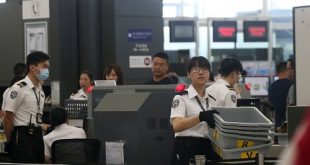 Nhân viên an ninh tại khu vực kiểm tra của sân bay quốc tế Hong Kong.