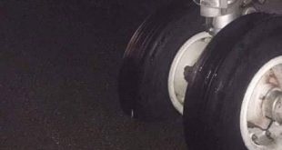 Hình ảnh lốp trước của tàu bay Vietnam Airlines bị nổ sau khi hạ cánh.