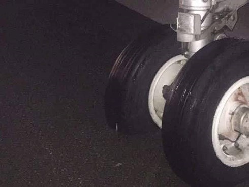 Hình ảnh lốp trước của tàu bay Vietnam Airlines bị nổ sau khi hạ cánh.