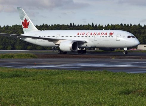 Máy bay Canada mắc kẹt trên đường lăn ở sân bay Narita, Nhật Bản. 