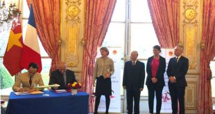 Chủ tịch Tập đoàn FLC Trịnh Văn Quyết (trái) và Phó Chủ tịch Airbus phụ trách thương mại Eric Schulz (phải) ký kết hợp đồng thoả thuận mua 24 máy bay A321NEO cho Bamboo Airways dưới sự chứng kiến của Tổng Bí thư Nguyễn Phú Trọng và Chủ tịch Quốc hội Pháp François de Rugy vào tháng 3/2018 tại Pháp.