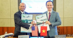 Ông Trịnh Văn Quyết trong lễ ký kết hợp đồng mua 20 máy bay từ tập đoàn Boeing.