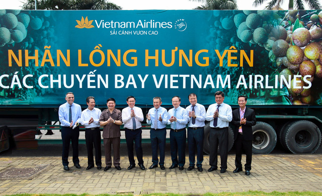 Chuyến xe đầu tiên chở nhãn lồng Hưng Yên để cấp lên máy bay của Vietnam Airlines