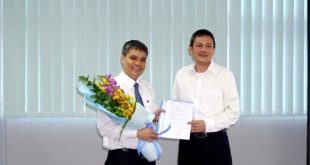 Ông Lại Xuân thanh (bên phải)- Chủ tịch ACV trao quyết định giữ chức Tổng giám đốc ACV cho ông Vũ Thế Phiệt.