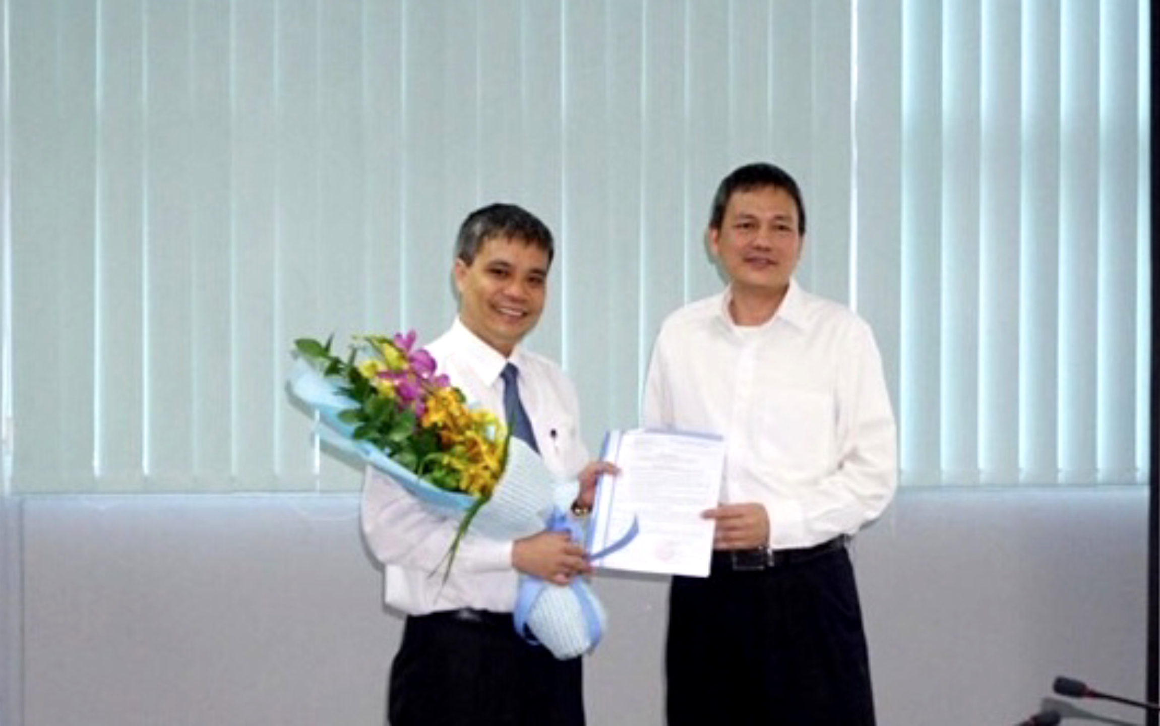 Ông Lại Xuân thanh (bên phải)- Chủ tịch ACV trao quyết định giữ chức Tổng giám đốc ACV cho ông Vũ Thế Phiệt.