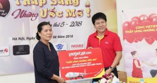 Hội Bảo vệ quyền trẻ em Việt Nam nhận quà từ đại diện Vietjet Air.
