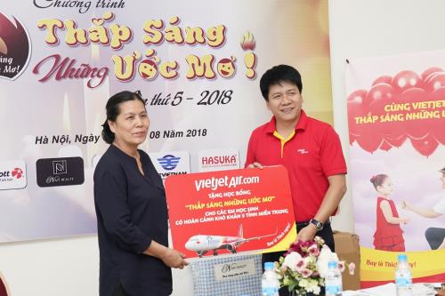 Hội Bảo vệ quyền trẻ em Việt Nam nhận quà từ đại diện Vietjet Air. 