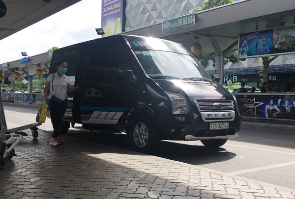 Hiện, trong sân bay Tân Sơn Nhất có gần 10 hãng xe hợp đồng đón khách đi Vũng Tàu nhưng thực chất là chạy tuyến cố định mỗi ngày hàng chục chuyến 