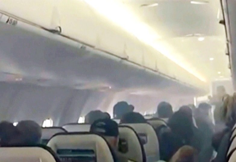 Chiếc điện thoại bốc khói mù mịt trên máy bay khiến nhiều hành khách hoảng sợ