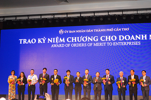 UBND TP. Cần Thơ trao tặng Kỷ niệm chương cho đại diện Vietjet và các doanh nghiệp.